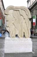 La scultura di destra